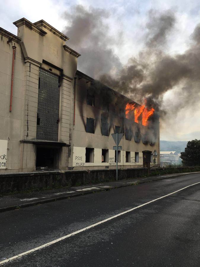 Espectacular incendio en la fábrica abandonada Babcock