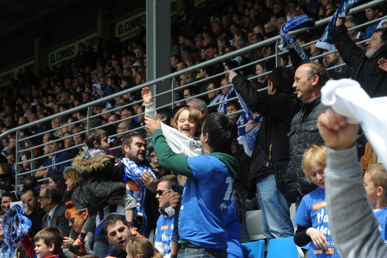 La afición del Alavés se vuelca con el equipo