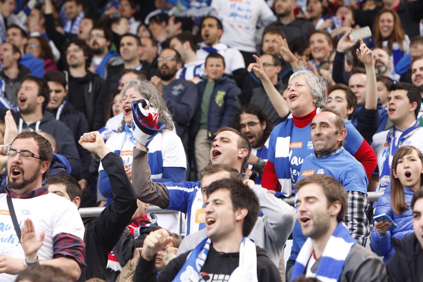 La afición del Alavés se vuelca con el equipo