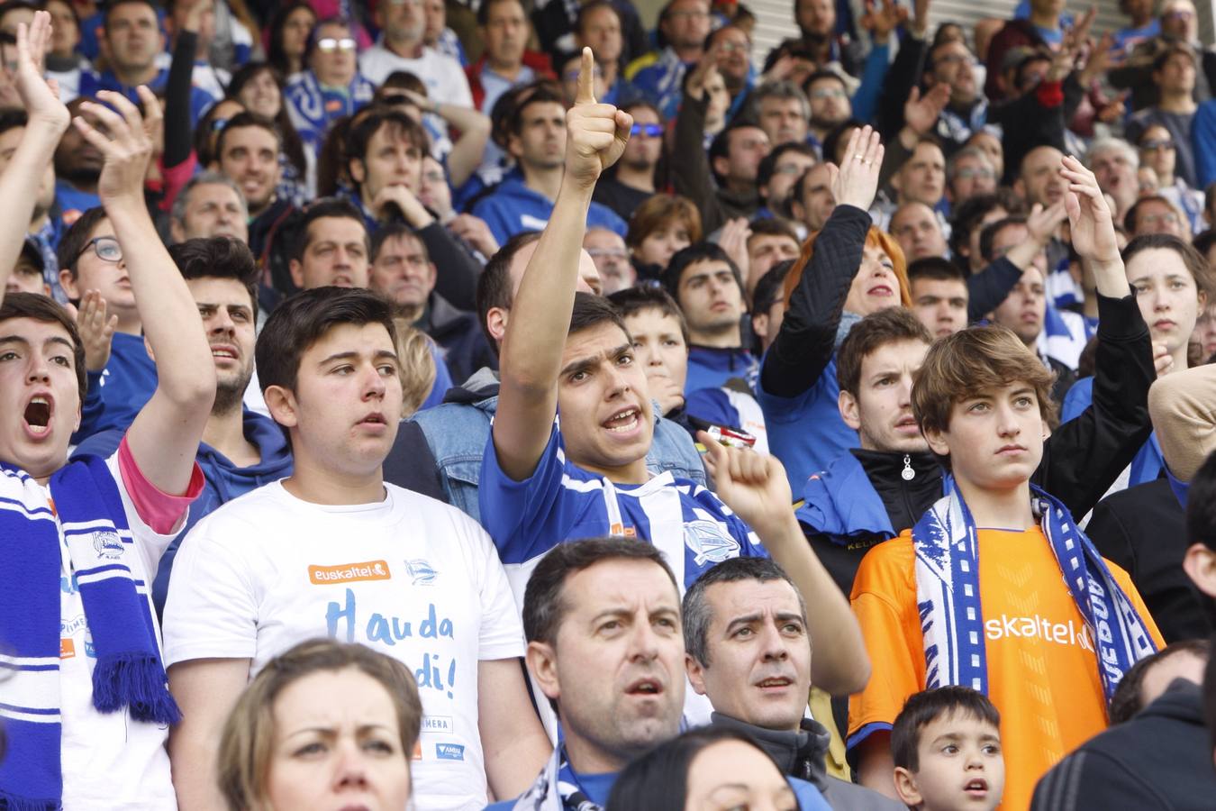 La afición del Alavés se vuelca con el equipo