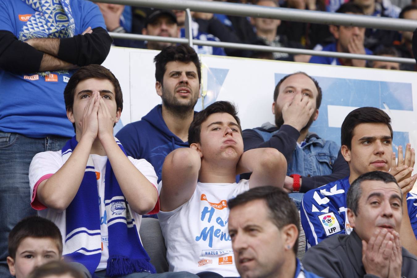 La afición del Alavés se vuelca con el equipo