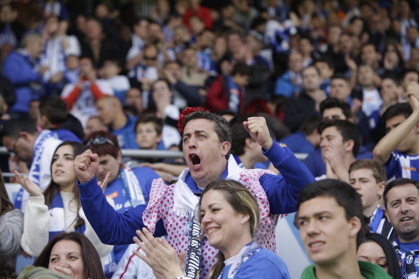 La afición del Alavés se vuelca con el equipo