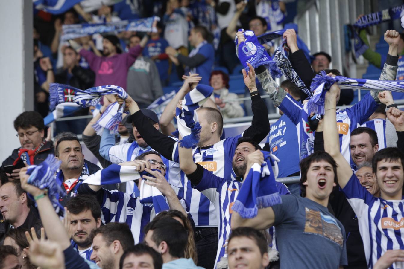 La afición del Alavés se vuelca con el equipo