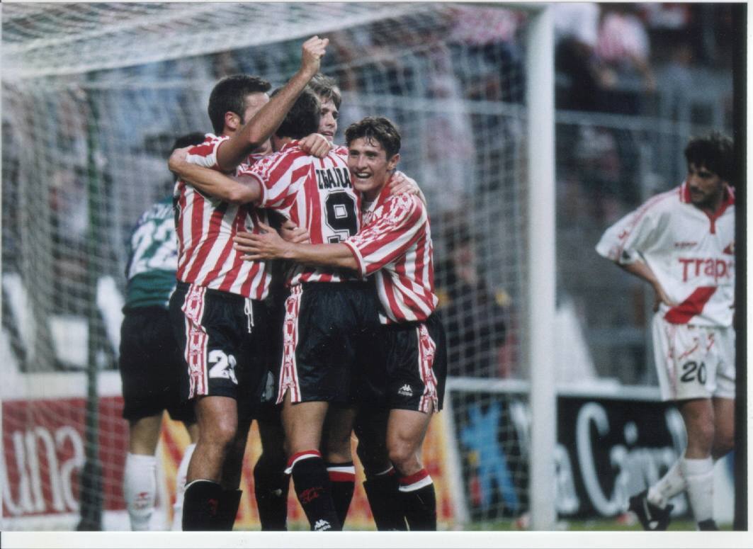 Lizarazu, José Mari y Ziganda celebran un tanto con Guerrero.