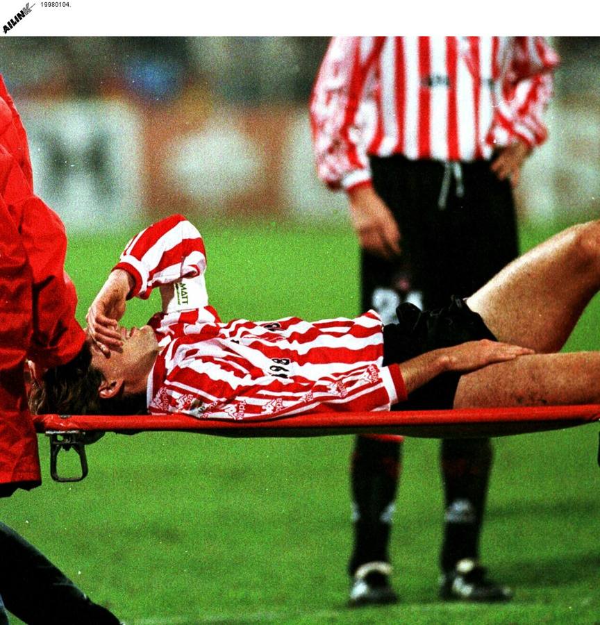 Guerrero se duele de una lesión ante el Zaragoza en 1998.