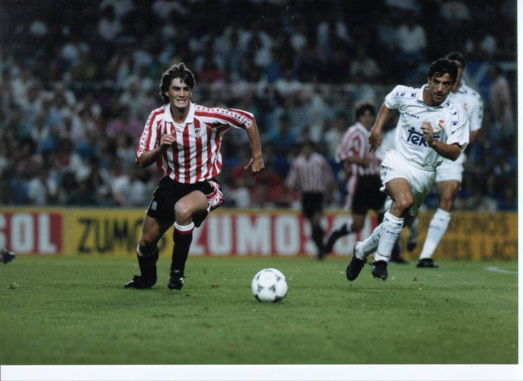 Guerrerp persigue la pelota ante Quique Sánchez-Flores, en 1994.