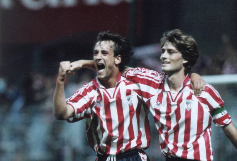 Joseba Etxeberria abraza a Guerrero en su primer gol con el Athletic (1995).