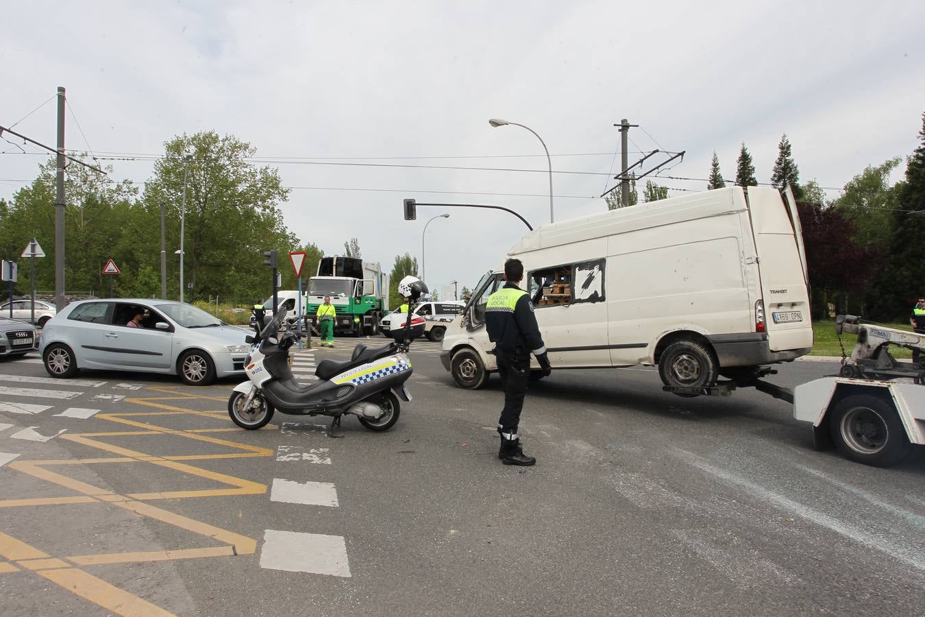 Accidente entre el tranvía de VItoria y una furgoneta cerca de Abetxuko