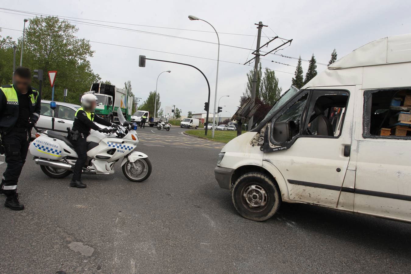 Accidente entre el tranvía de VItoria y una furgoneta cerca de Abetxuko