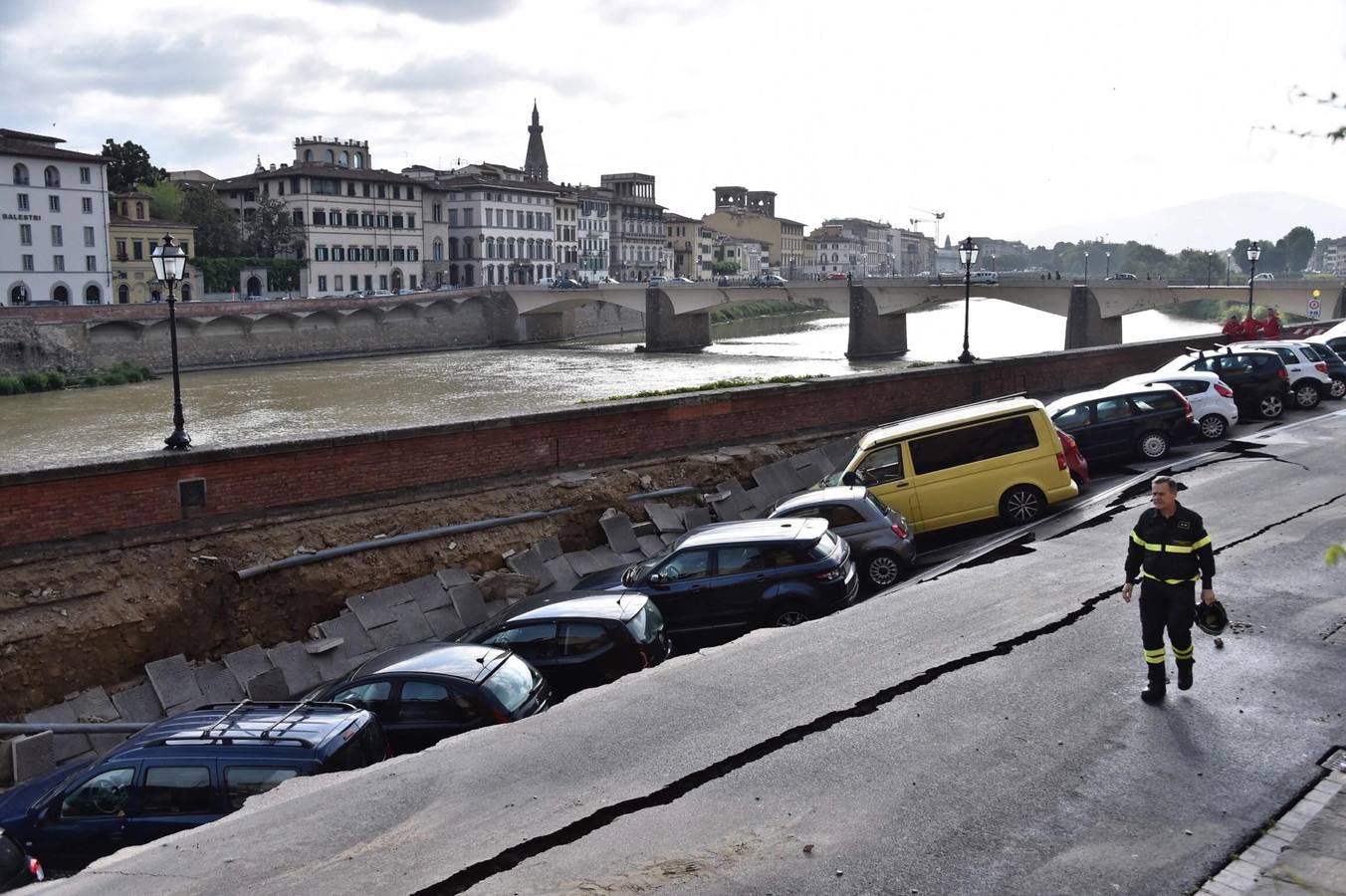 Un gran socavón se traga 20 coches en el centro de Florencia