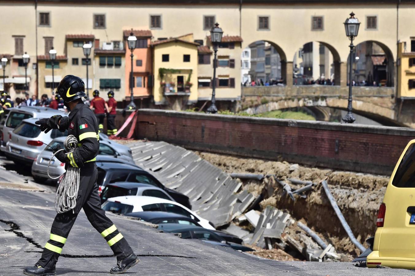 Un gran socavón se traga 20 coches en el centro de Florencia