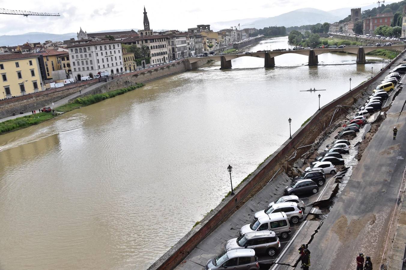 Un gran socavón se traga 20 coches en el centro de Florencia