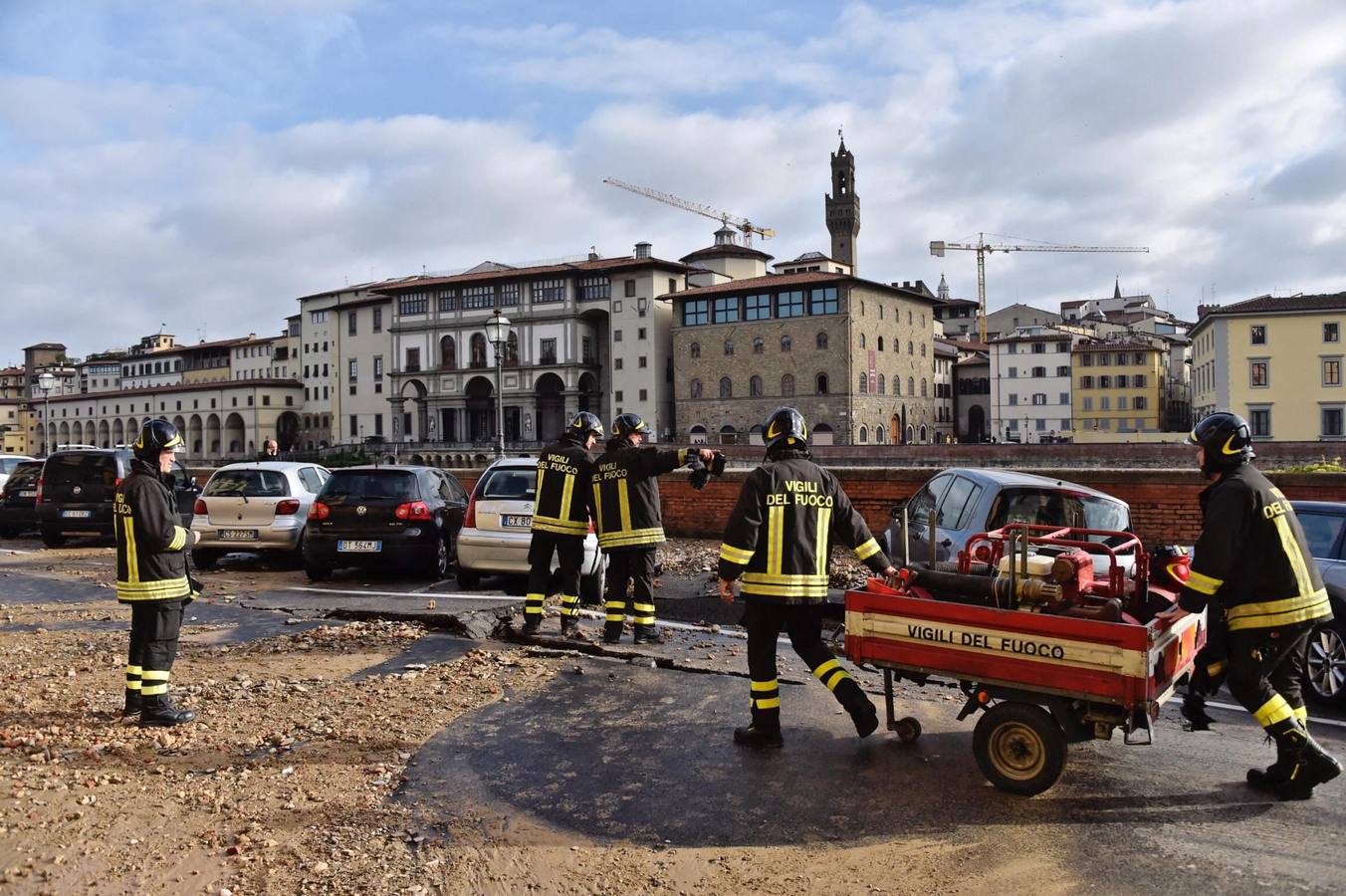 Un gran socavón se traga 20 coches en el centro de Florencia