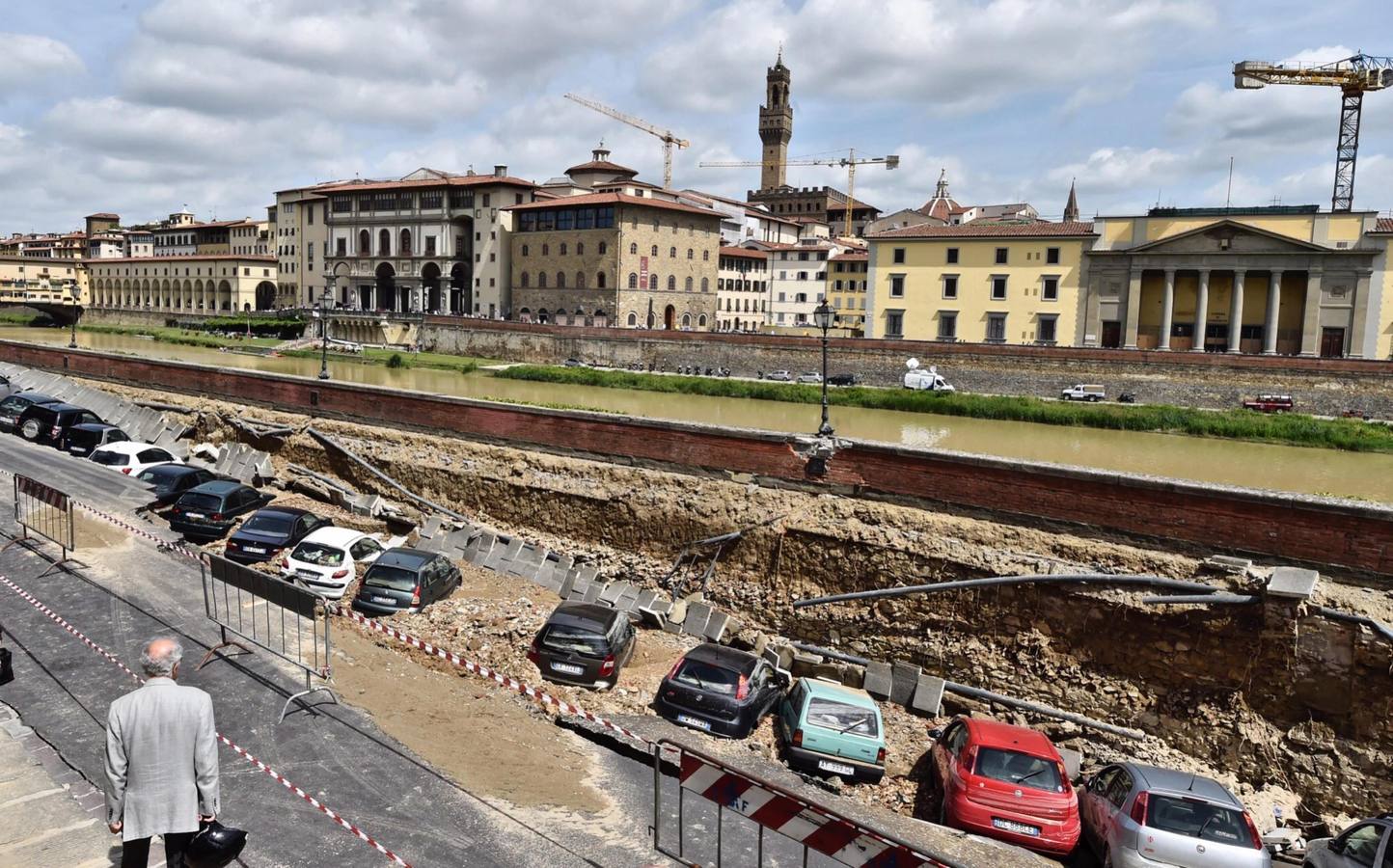 Un gran socavón se traga 20 coches en el centro de Florencia