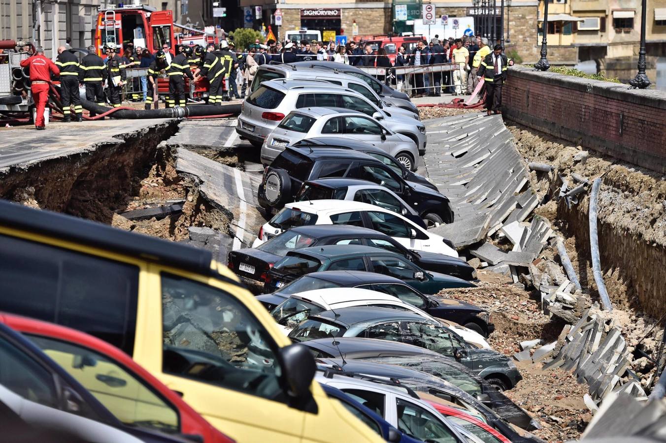 Un gran socavón se traga 20 coches en el centro de Florencia