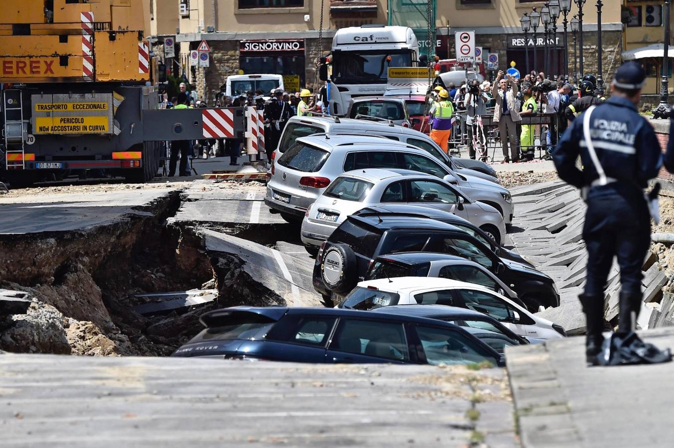 Un gran socavón se traga 20 coches en el centro de Florencia