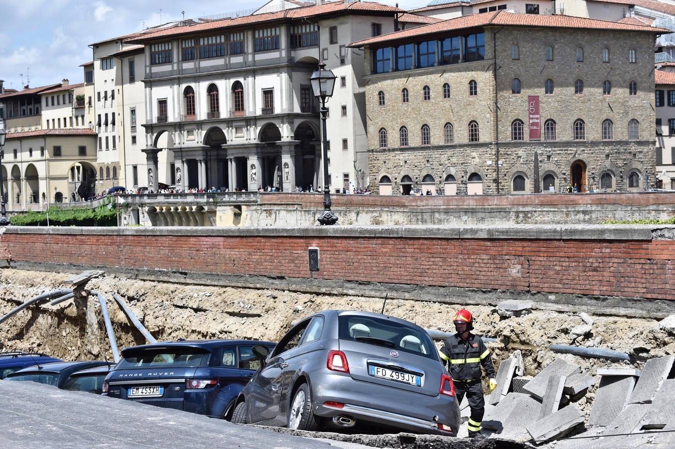 Un gran socavón se traga 20 coches en el centro de Florencia