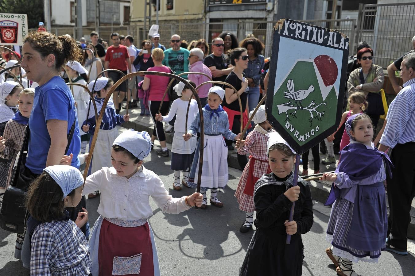 Durango se llena de euskaltzales para disfrutar del Ibilaldia