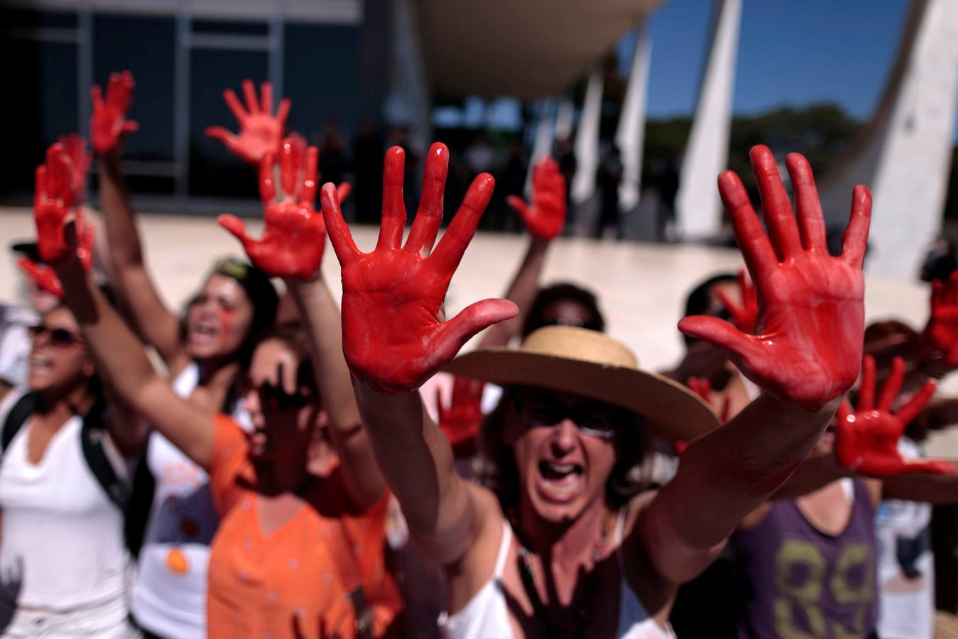 Brasil, rosas y sangre contra la violencia hacia la mujer