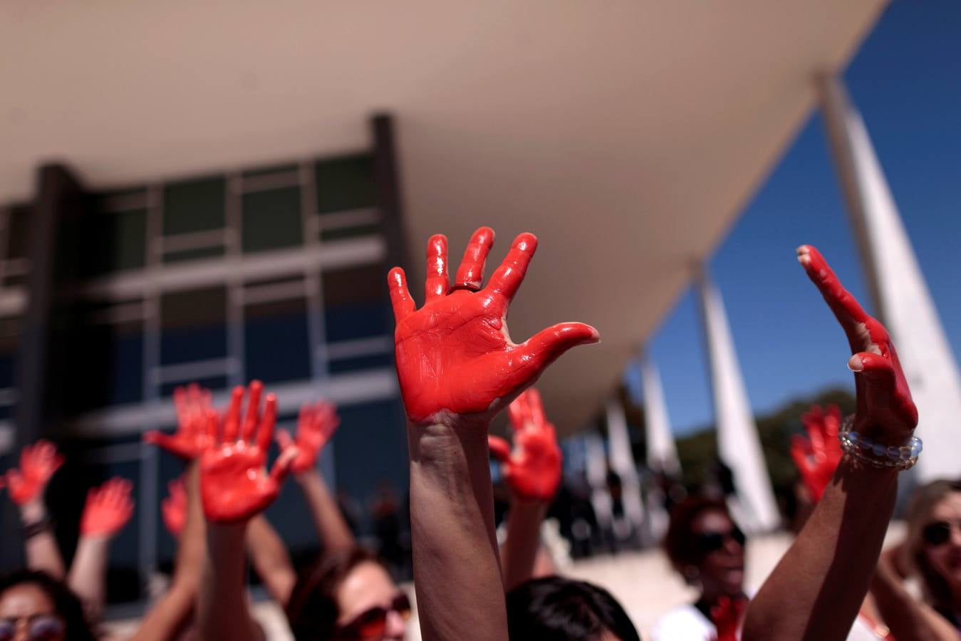 Brasil, rosas y sangre contra la violencia hacia la mujer