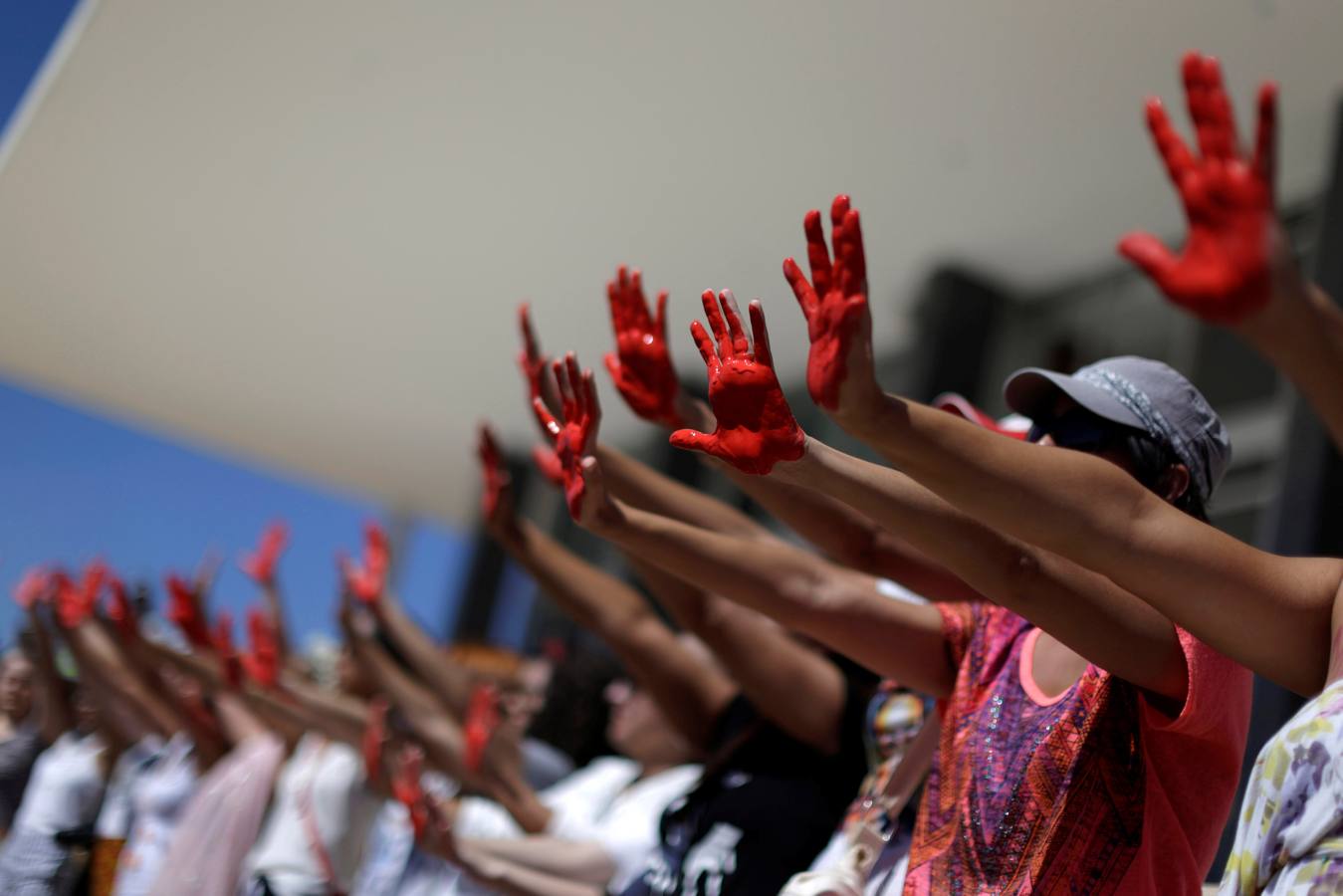 Brasil, rosas y sangre contra la violencia hacia la mujer