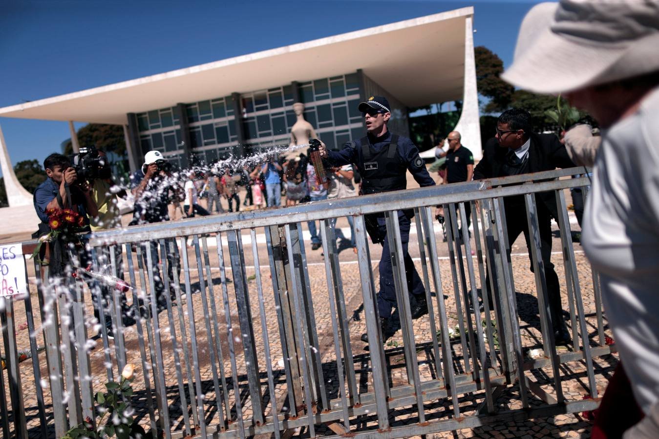 Brasil, rosas y sangre contra la violencia hacia la mujer