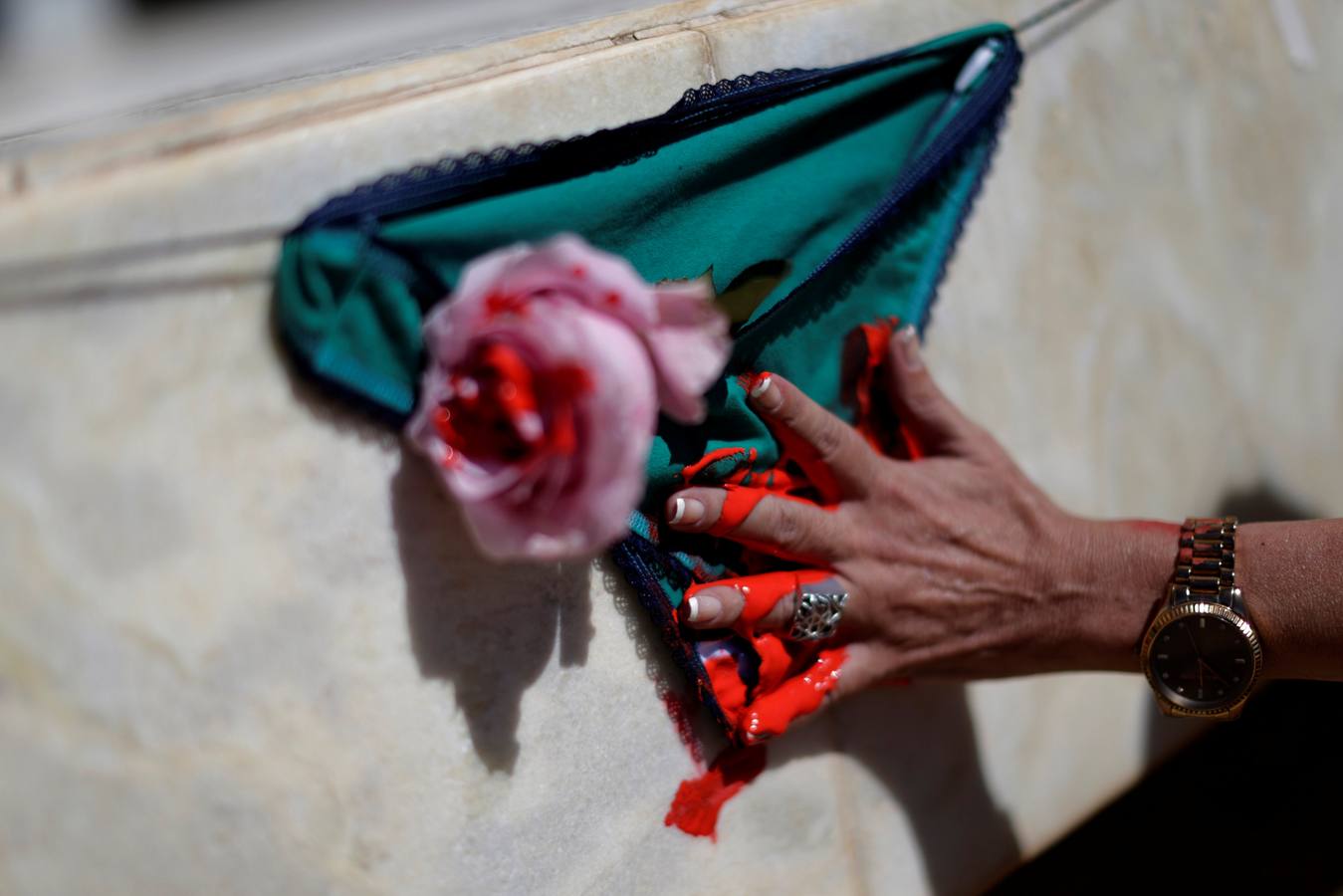 Brasil, rosas y sangre contra la violencia hacia la mujer