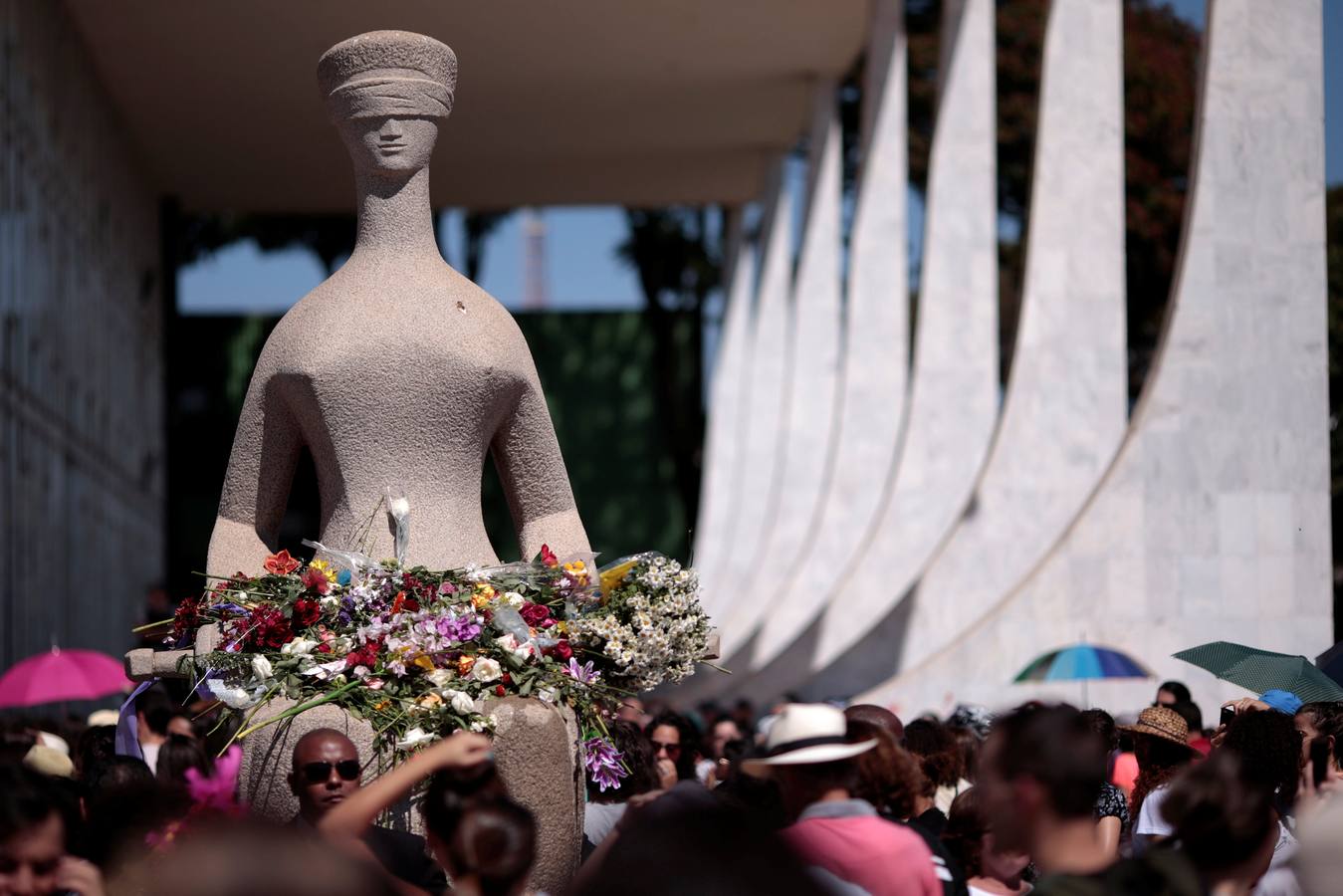 Brasil, rosas y sangre contra la violencia hacia la mujer