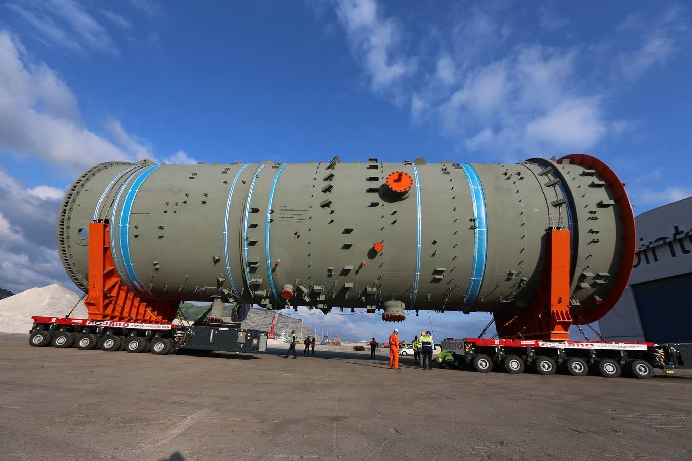 Dos gigantes en el Puerto de Bilbao