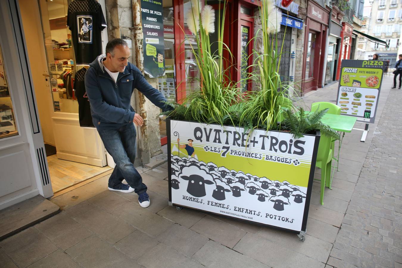 Bertrand Barbaste, gestor de la tienda de ropa Quatre+Trois en la rue d'Espagne, una de las calles más turísticas de la parte vieja de Bayona, capital de Lapurdi.