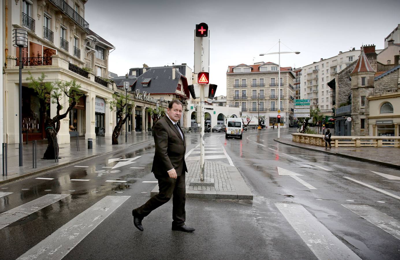 Max Brisson, líder político de los conservadores en Biarritz, cruza una calle de esta localidad costera.