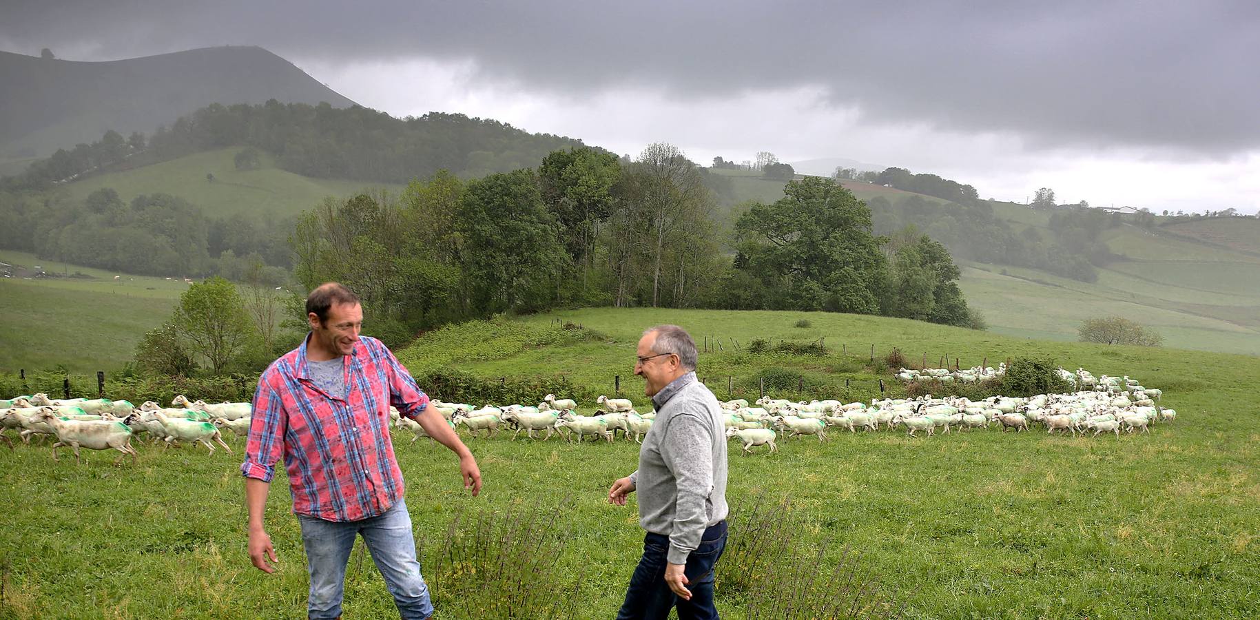 El pastor de ovejas Jean Michel Iribarne y concejal del PNV en Baja Navarra charla con Pako Arizmendi, líder de los jeltzales en Iparralde, en una estampa típica de Sant Jean Pied de Port.