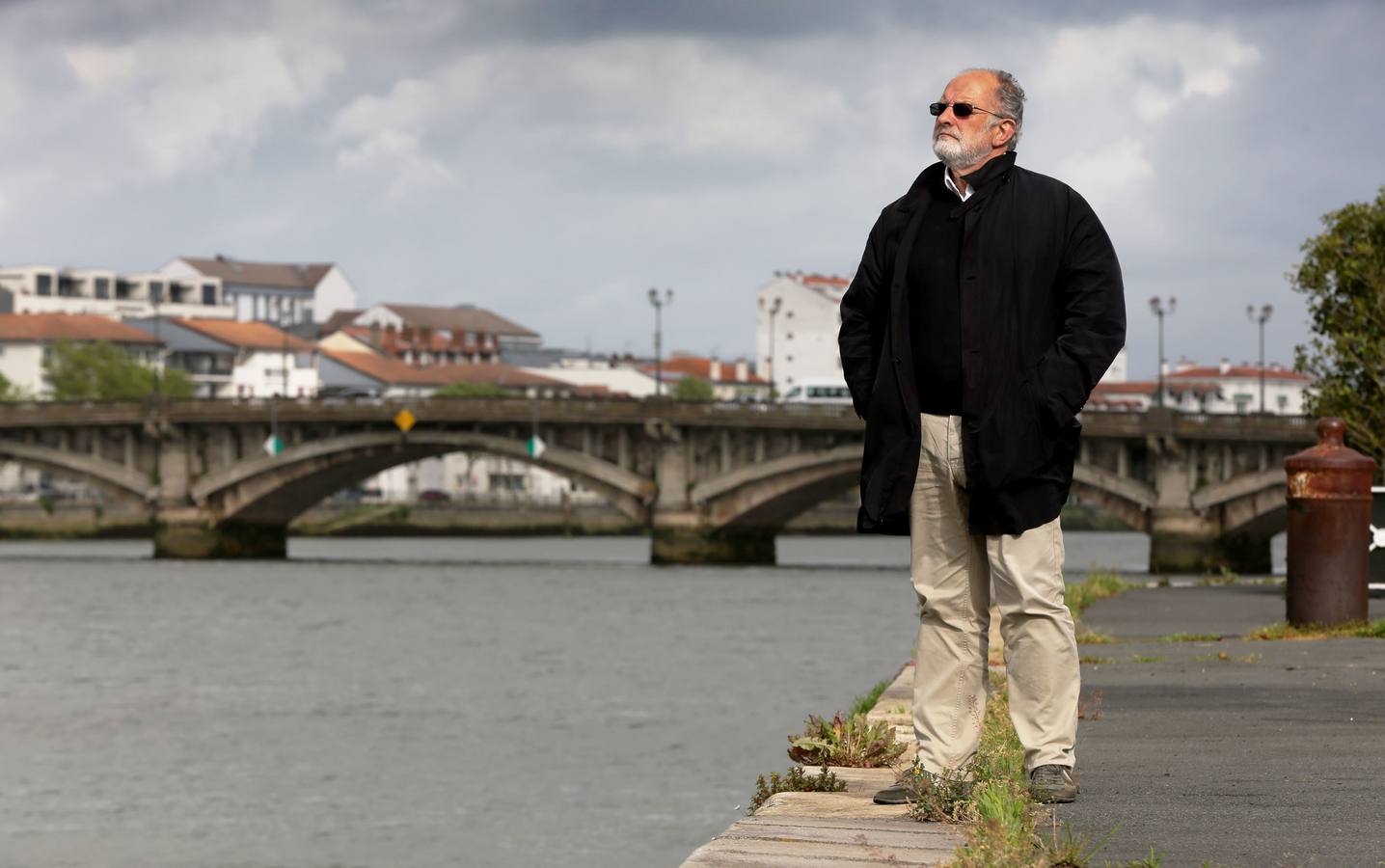 Jean Michel Larrasquet, delegado de Eusko Ikaskuntza en Iparralde, pasea por Bayona a orillas del río Adur, límite natural de los vascos entre Francia y el Ebro.