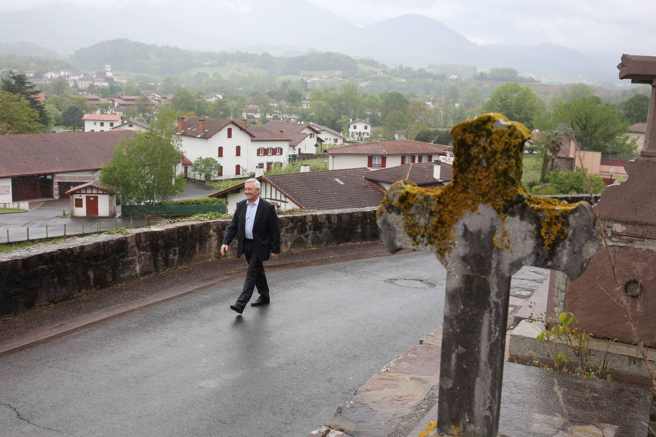 François Maitia camina por Ispoure con Sant Jean Pied de Port al fondo.