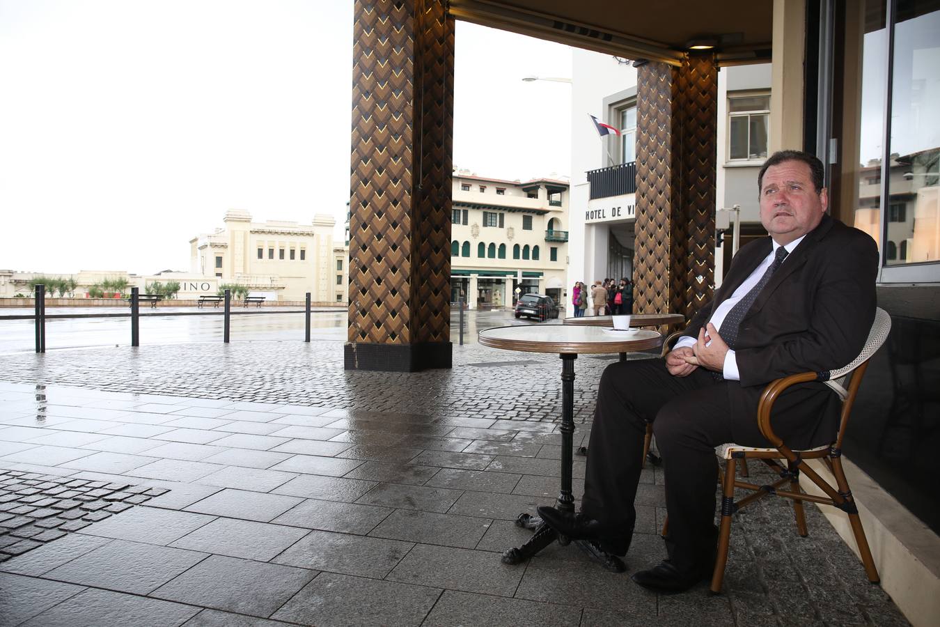 Max Brisson, líder político de los conservadores en Biarritz, en una terraza de esta localidad costera.