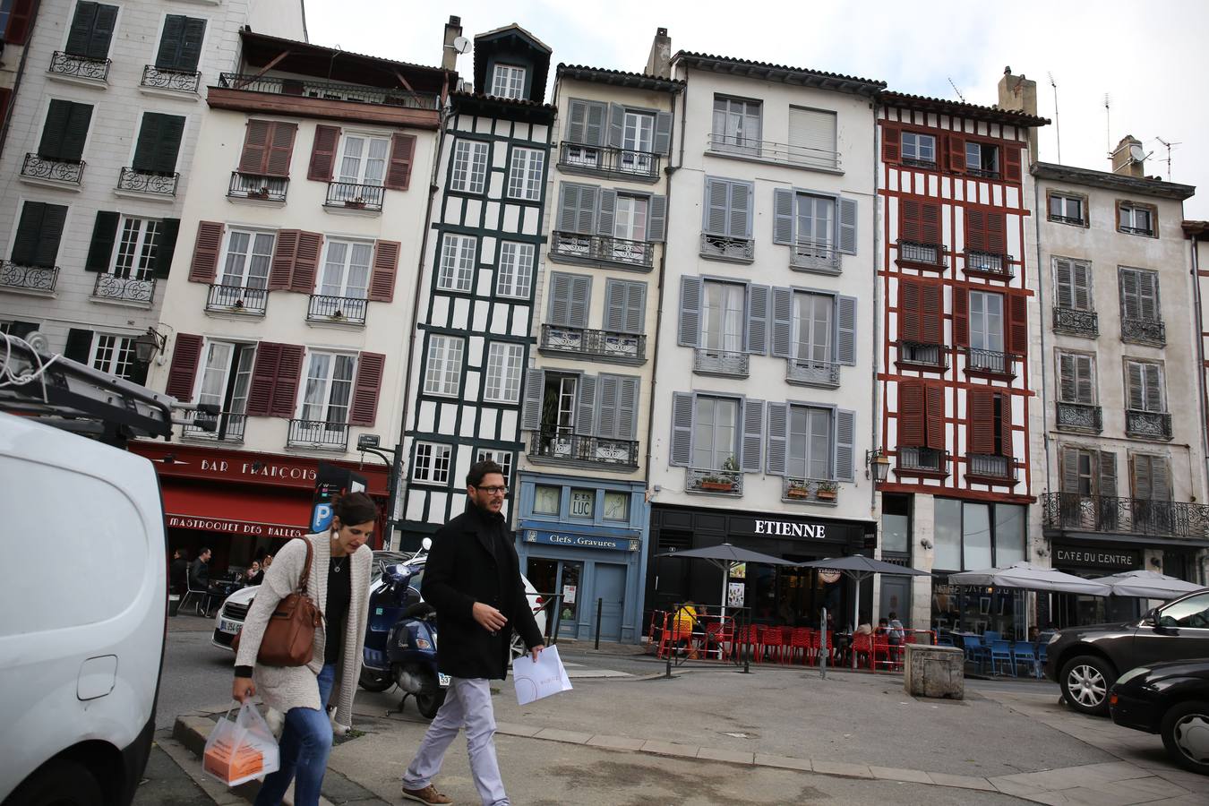 Una céntrica plaza de Bayona con su arquitectura típica.