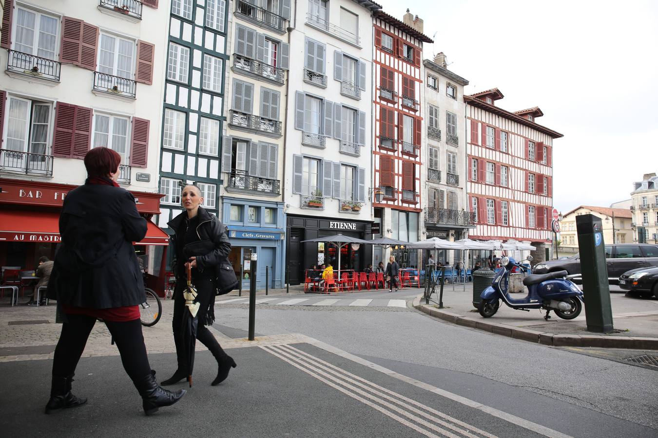 Una céntrica plaza de Bayona con su arquitectura típica.