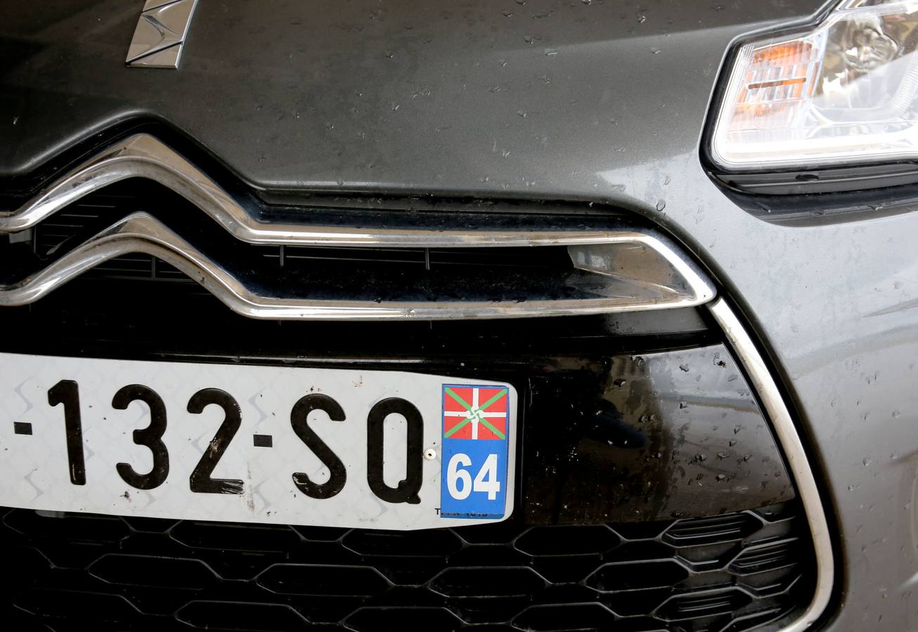 Una ikurriña luce en la matrícula de un coche francés.