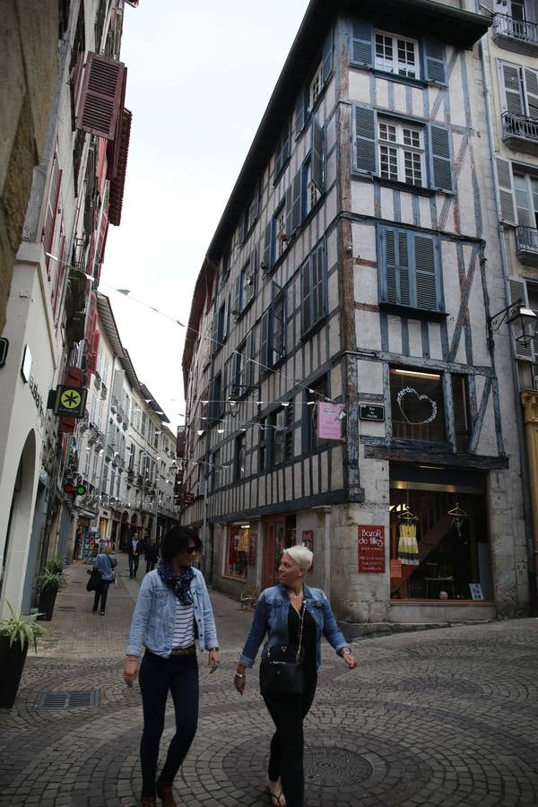 Una céntrica calle de Bayona.