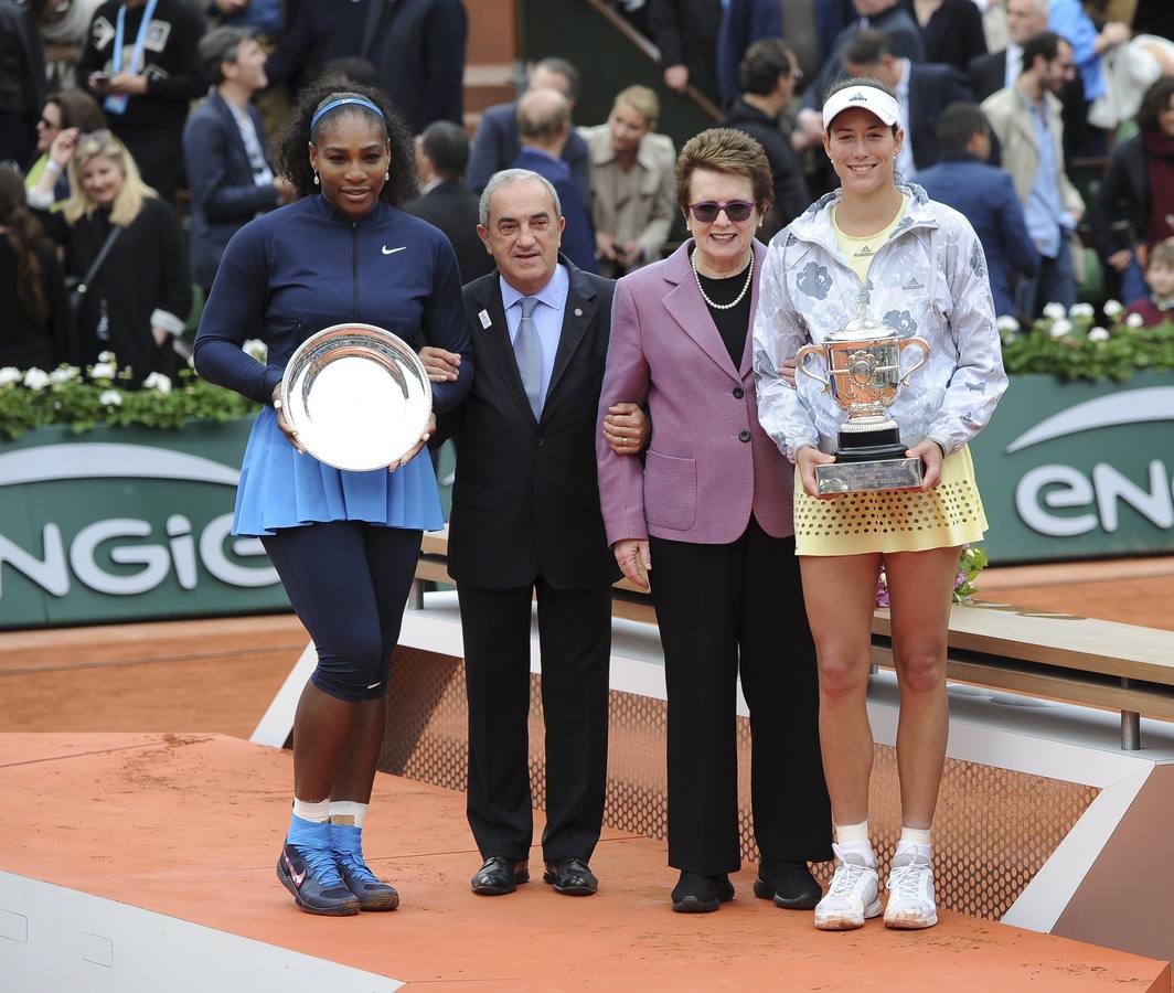 Garbiñe Muguruza posa con el trofeo de Roland Garros