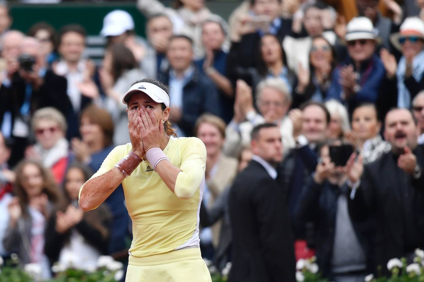 Garbiñe Muguruza posa con el trofeo de Roland Garros