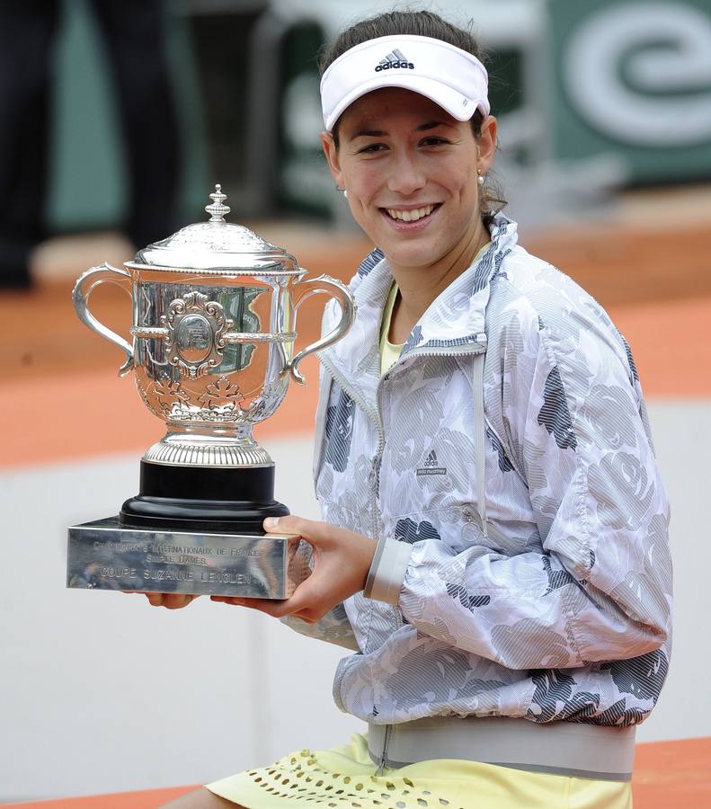 Garbiñe Muguruza posa con el trofeo de Roland Garros