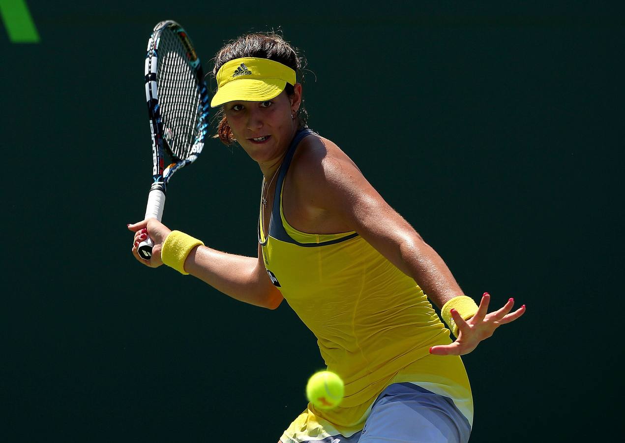 Garbiñe Muguruza posa con el trofeo de Roland Garros