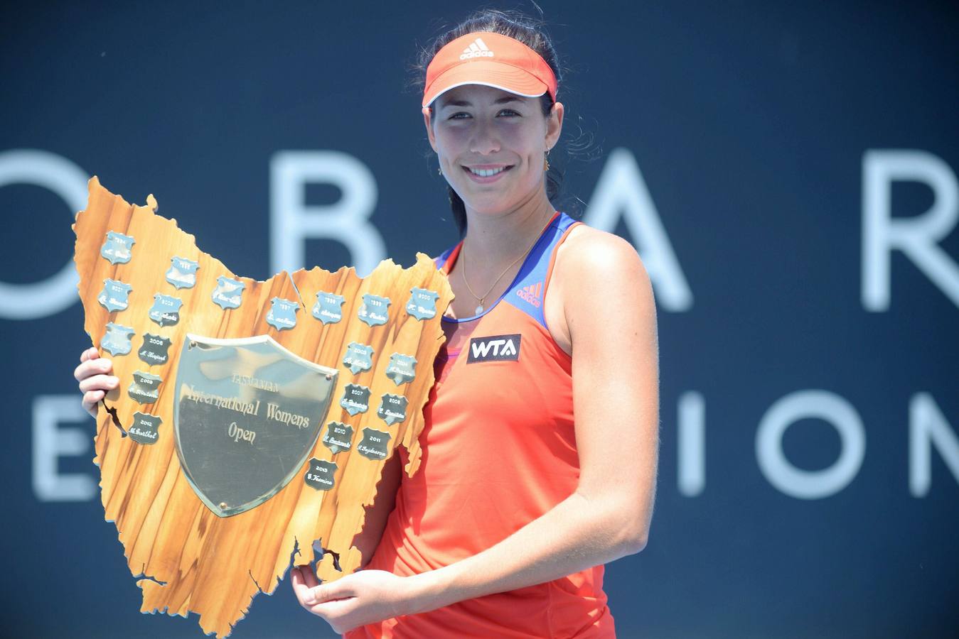 Garbiñe Muguruza posa con el trofeo de Roland Garros