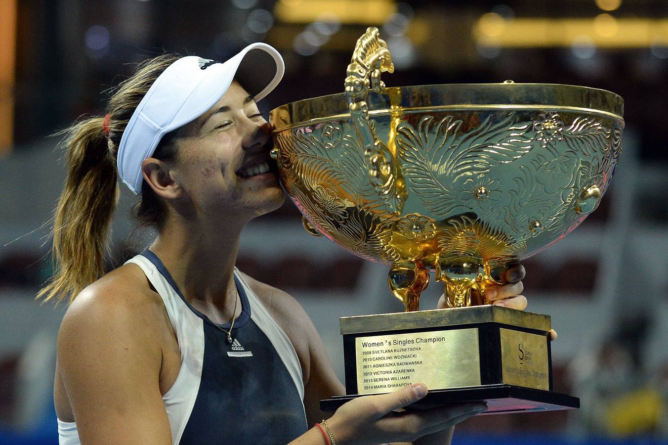 Garbiñe Muguruza posa con el trofeo de Roland Garros