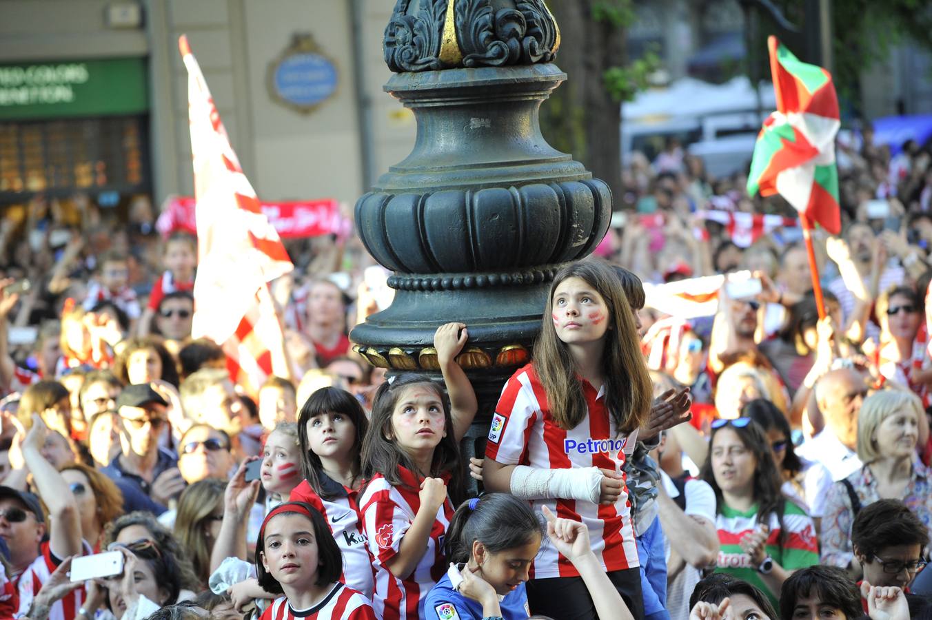 Recibimiento al Athletic femenino en la Diputación