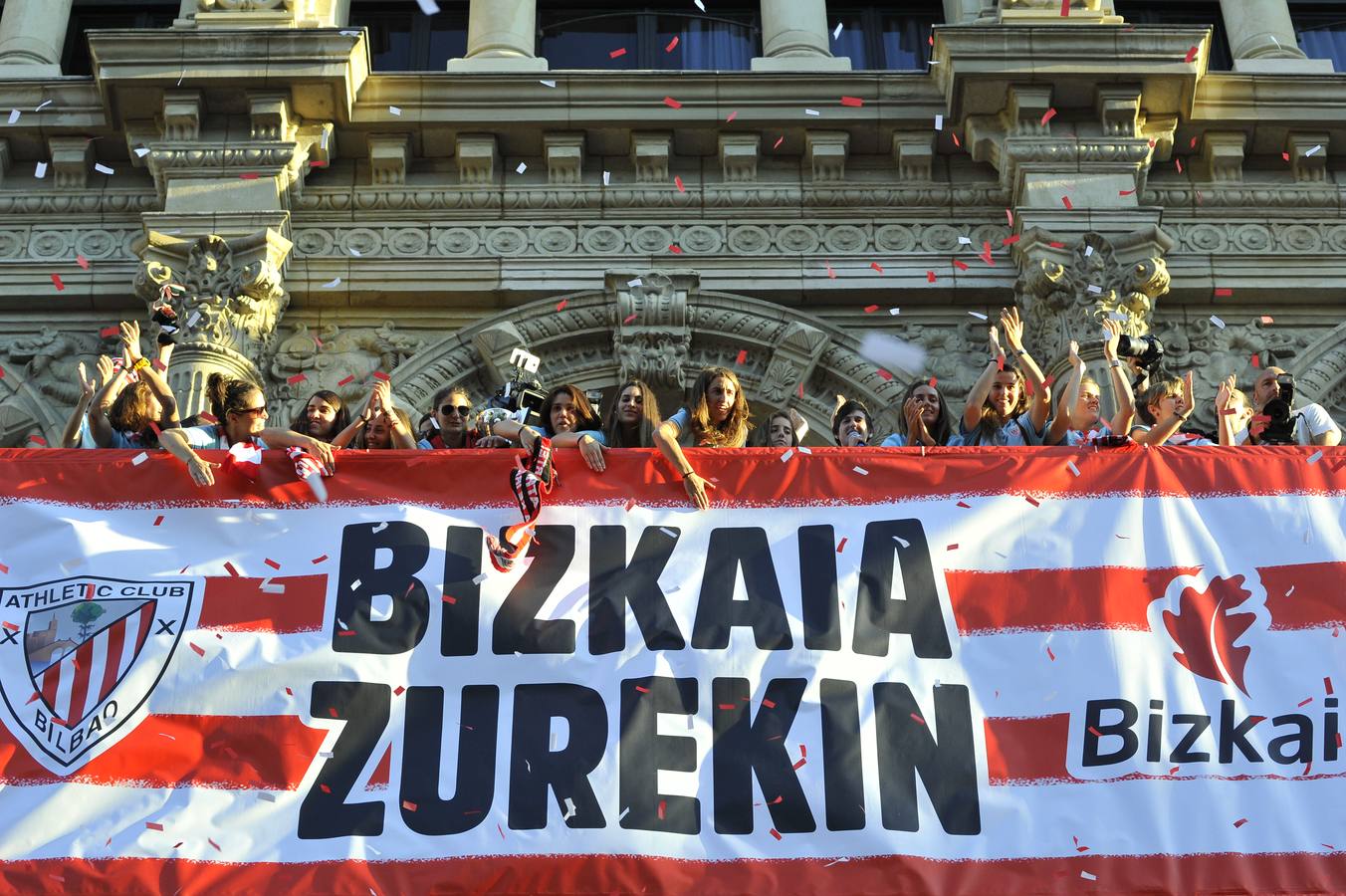 Recibimiento al Athletic femenino en la Diputación