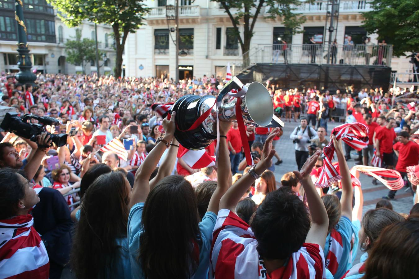 Recibimiento al Athletic femenino en la Diputación