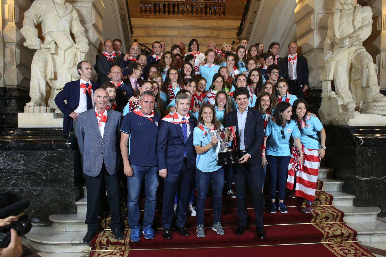 Recibimiento al Athletic femenino en la Diputación