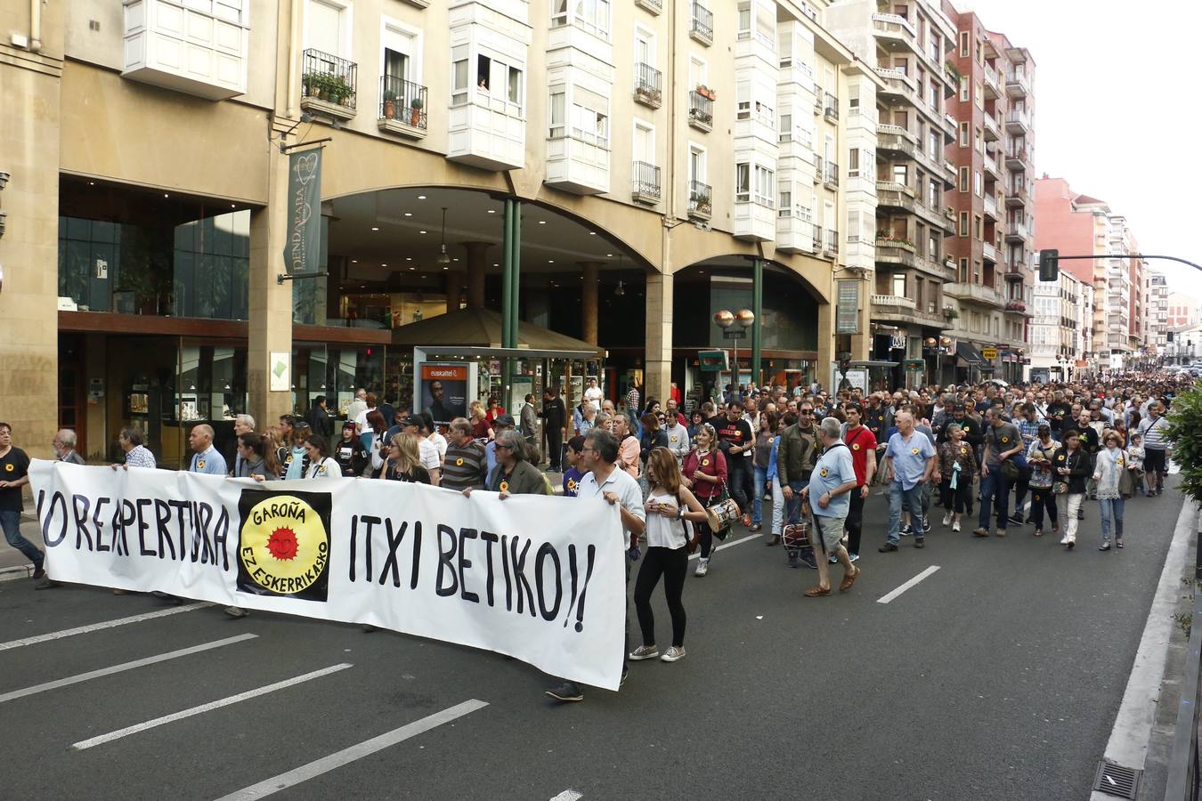 Miles de personas exigen en Vitoria el cierre definitivo de Garoña